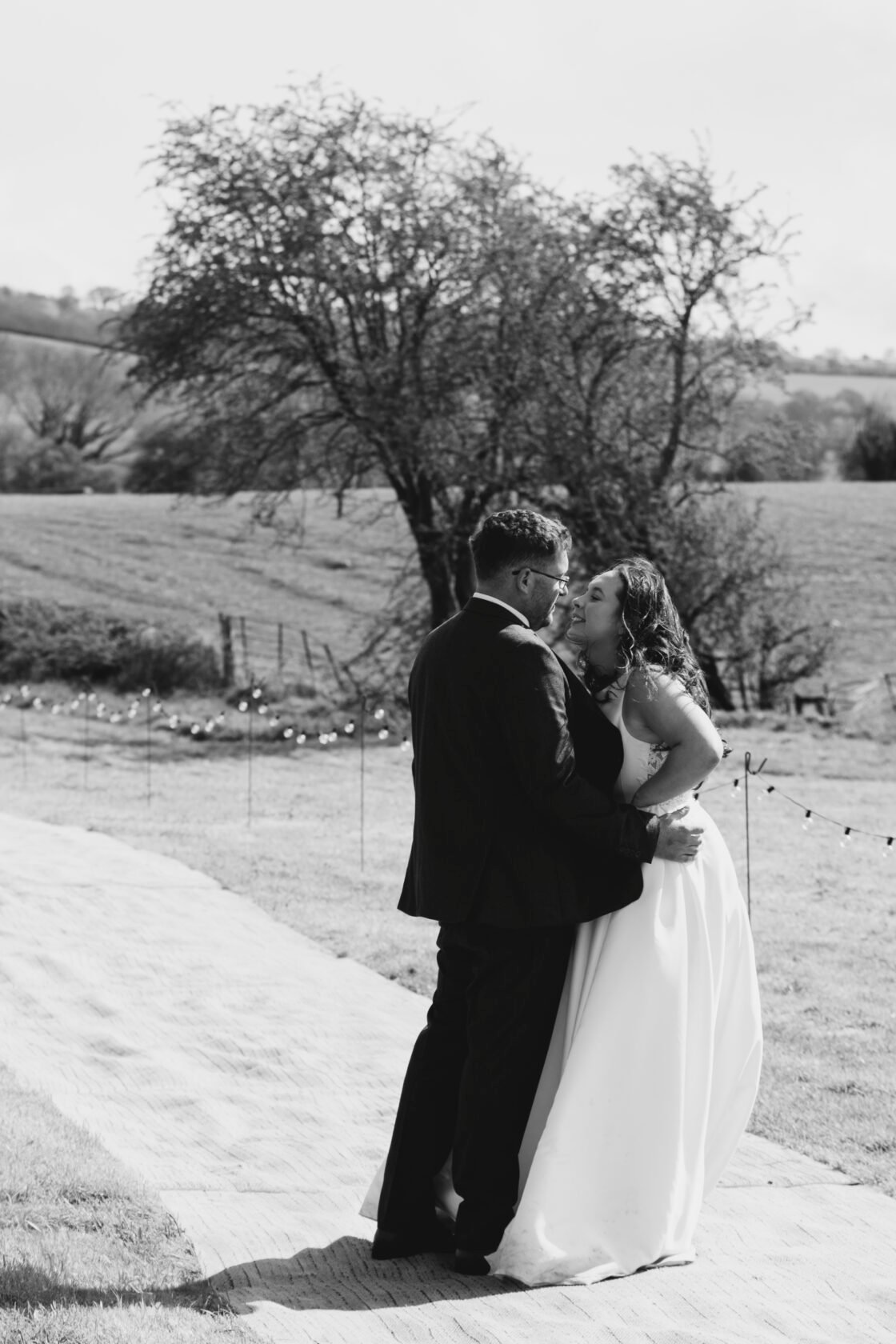 Newlyweds country kiss in black and white