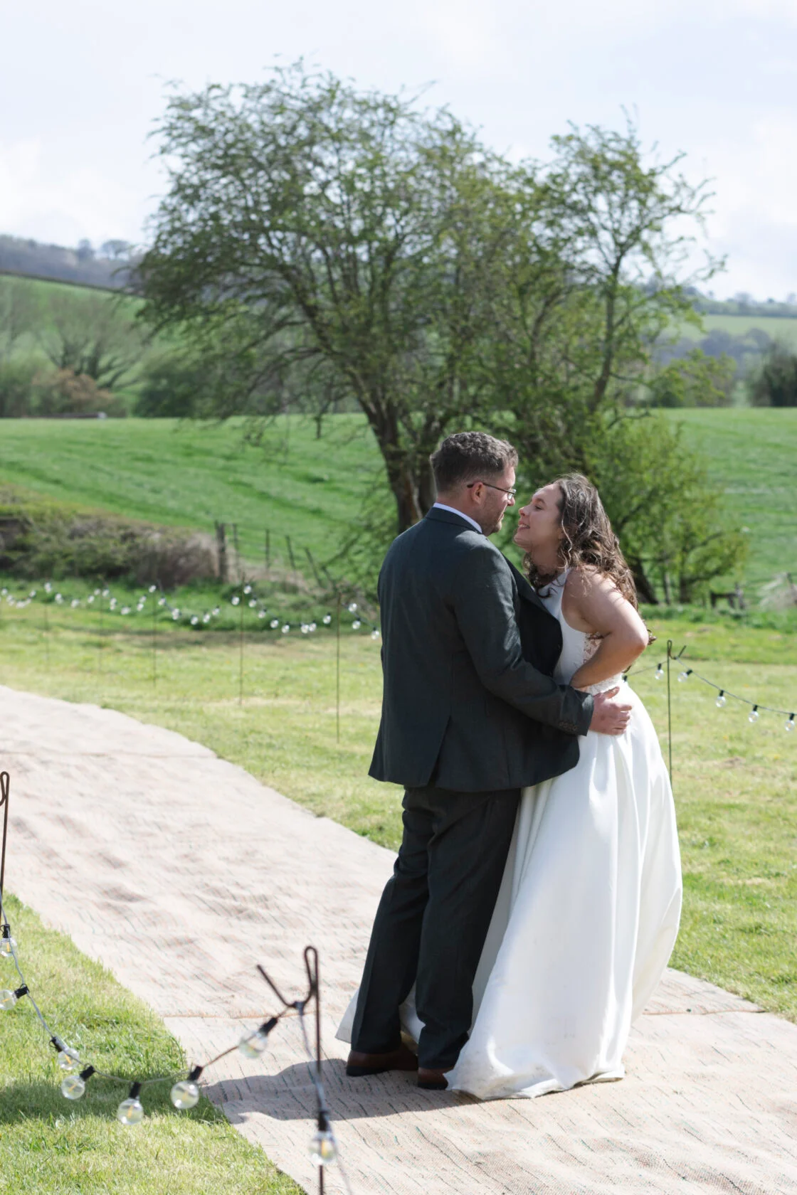 Newlyweds countryside kiss
